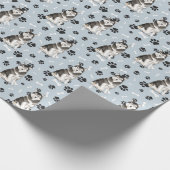 Malamute Dog Paw Print Pattern op Silver Blue Cadeaupapier (Hoek)
