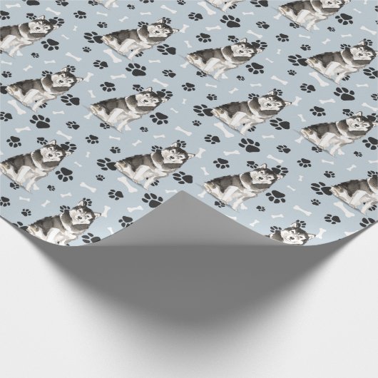 Malamute Dog Paw Print Pattern op Silver Blue Cadeaupapier (Hoek)