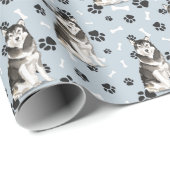 Malamute Dog Paw Print Pattern op Silver Blue Cadeaupapier (Rol Hoek)