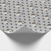 Malamute Dog Paw Print Pattern op Silver Cadeaupapier (Hoek)