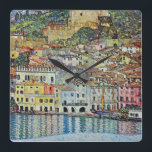 Malcesine op het Gardameer door Gustav Klimt Vierkante Klok<br><div class="desc">Malcesine op Lake Garda (1913) door Gustav Klimt is een Victoriaans schilderij van het kunstsymbool "Era Art Nouveau fine". Een prachtig uitzicht van de Italiaanse stad Malcesine met gebouwen en huizen aan de rand van de haven. De huizen en boten geven een weerspiegeling in het kalme water. Je kunt de...</div>