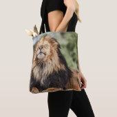 Male Lion Sunbathing Tote Bag (Dichtbij)
