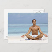 Malediven, handig jong man dat mediteert in een briefkaart (Voorkant / Achterkant)