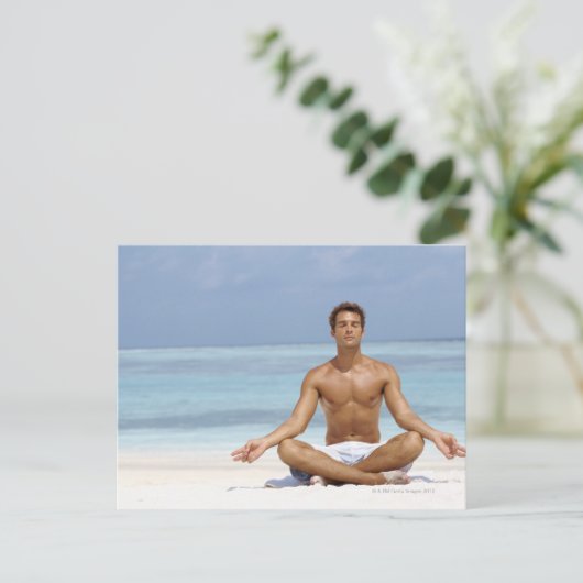 Malediven, handig jong man dat mediteert in een briefkaart (Staand voorkant)