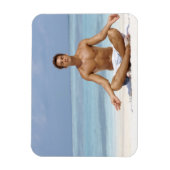 Malediven, handig jong man dat mediteert in een magneet (Verticaal)