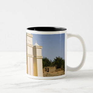 Mali, Bamako. Moskee, Bamako-Djenneweg Tweekleurige Koffiemok