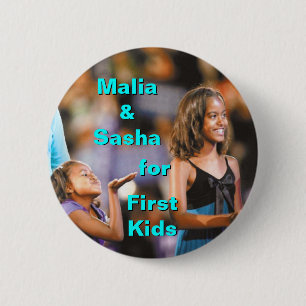 Malia en Sasha Obama voor de eerste Kinder Button
