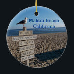 Malibu Beach - Paradise Cove Seagull Sign Keramisch Ornament<br><div class="desc">Deze prachtige natuur foto van een zeemeeuw boven het paradijsbord verwelkomt alles in Malibu California. Geniet van deze originele strandfotografie van de Californische kunstenaar Helen Ortega. Het teken luidt: "Welkom bij de mooie paradijzen, Zee het Uitzicht, breng de Kinderen, heb een stoel, geniet van Malibu." Geniet van dit mooie uitzicht...</div>