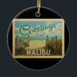 Malibu Beach Vintage Travel Keramisch Ornament<br><div class="desc">Deze groeten van het  briefkaart Malibu hebben een zandig strand met een mooi oceaanwater uit turquoise en boven het zee,  een blauwe hemel met blauw witte wolken. In de klassieke reisstijl.</div>