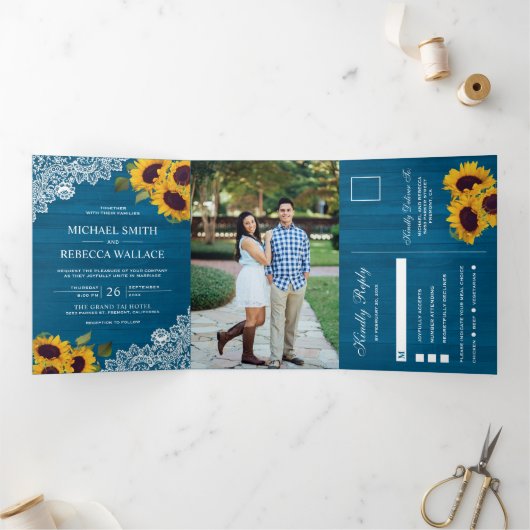 Malibu Blauw Houten Kant Zonnebloem Bruiloft Foto Drieluik Uitnodiging (Binnen)