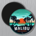 Malibu California Retro Sunset Tropische Souvenirs Magneet<br><div class="desc">Malibu California retro strand ontwerp voor vakantie. Malibu USA Stranden  souvenir voor reizen naar USA island. Malibu strandkunstwerk voor vakantiegangers en backpackers uit Californië. Malibu in de VS retro souvenir. Ontwerp voor backpackers en reis naar Californië. USA eiland met strand  souvenir voor vakantiegangers aan zee.</div>