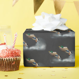 Mallard Duck die over water vliegt Cadeaupapier