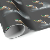 Mallard Duck die over water vliegt Cadeaupapier (Rol Hoek)