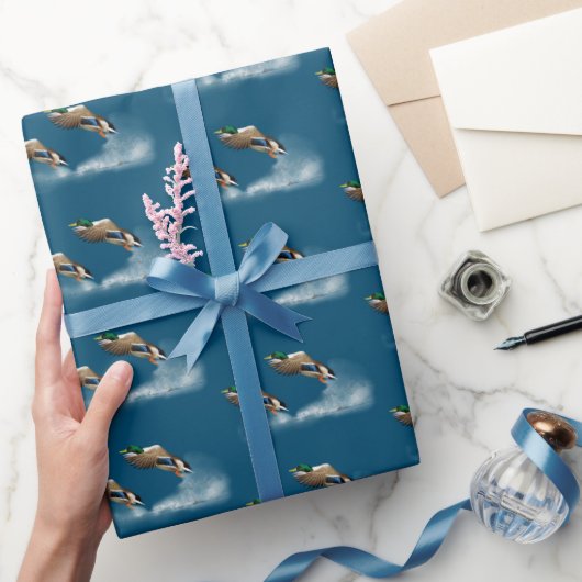 Mallard Duck die over water vliegt Cadeaupapier (Geschenken)