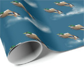 Mallard Duck die over water vliegt Cadeaupapier (Rol Hoek)