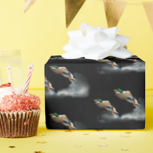 Mallard Duck die over water vliegt Cadeaupapier