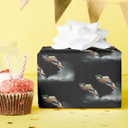 Mallard Duck die over water vliegt Cadeaupapier (Verjaardagsfeest)