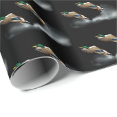 Mallard Duck die over water vliegt Cadeaupapier (Rol Hoek)