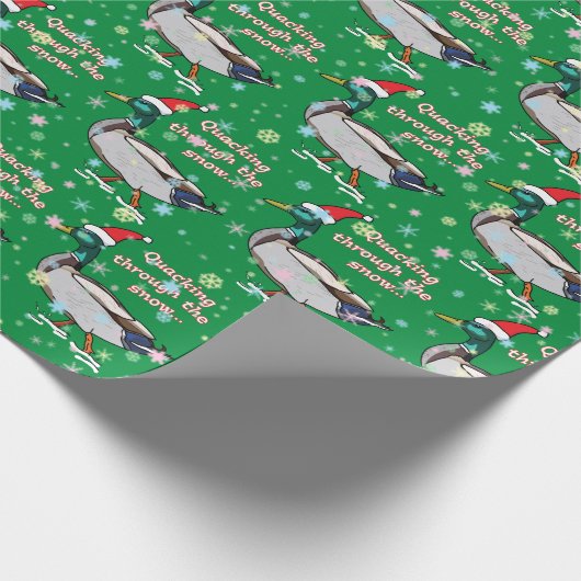 Mallard Duck in Santa Hat Quacking through Snow Cadeaupapier (Hoek)