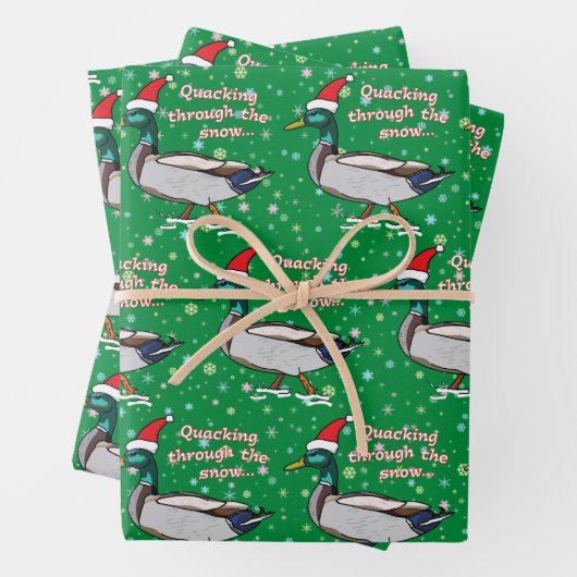 Mallard Duck in Santa Hat Quacking through Snow Inpakpapier Vel (In situ)