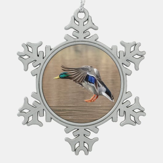 Mallard Duck in vlucht Tin Sneeuwvlok Ornament (Voorkant)