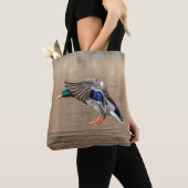 Mallard Duck in vlucht Tote Bag (Dichtbij)