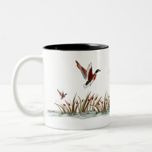 Mallard Duck landt nabij de Cattails   Tweekleurige Koffiemok