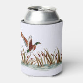 Mallard Duck over Cattails tegen een witte hemel Blikjeskoeler (Blikje Voorkant)