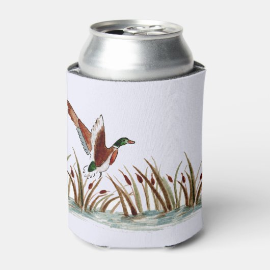 Mallard Duck over Cattails tegen een witte hemel Blikjeskoeler (Blikje Voorkant)