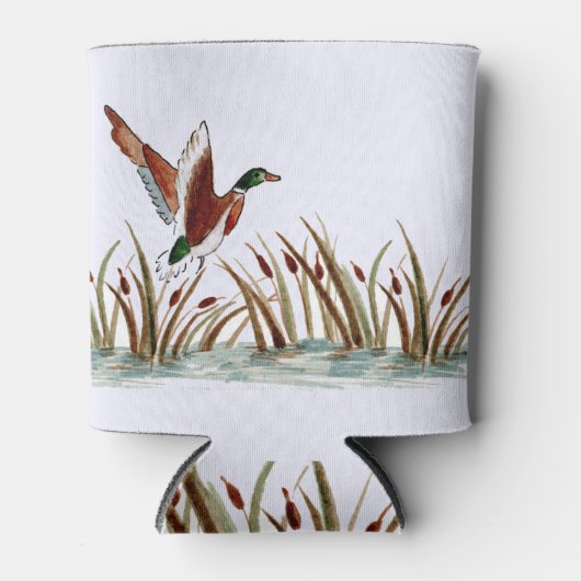 Mallard Duck over Cattails tegen een witte hemel Blikjeskoeler (Voorkant)