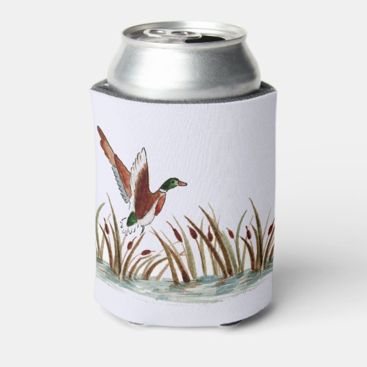 Mallard Duck over Cattails tegen een witte hemel Blikjeskoeler (Blikje Achterkant)