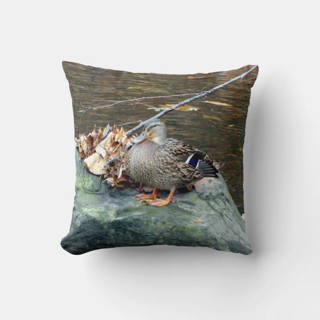 Mallard Duck (Vrouw) op Mossy Rock Pillow Kussen (Voorkant)