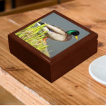 Mallard Duck Wildlife Foto Cadeaudoosje<br><div class="desc">Voor dierliefhebbers en natuur! Winkelinkten,  juwelen en andere kleine keepenkoeken in deze houten cadeaudoos met keramische tegel met het afbeelding van een groene,  mannelijke Mallard-eend met kop. Selecteer de grootte en kleur van het cadeauvakje.</div>