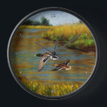 Mallard Ducks vliegen over de hond<br><div class="desc">Mannelijke en vrouw wilde eenden die over een gouden vijver vliegen,  rimpelen om de kleuren weer te geven van de achtergrondbladeren die in de herfst in het zonlicht gloeien. Realistisch kunstwerk gemaakt van een origineel oliesschilderij van natuurkunstenaar Crista S. Forest.</div>