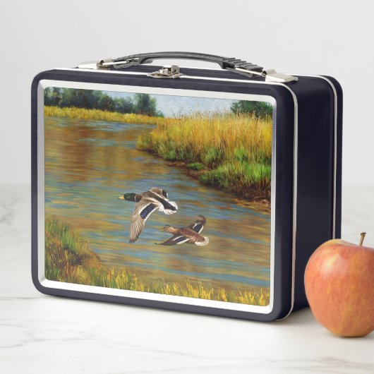 Mallard Ducks vliegen over de hond (In situ)