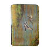 Mallard Ducks vliegen over de hond Badmat (Voorkant Verticaal)