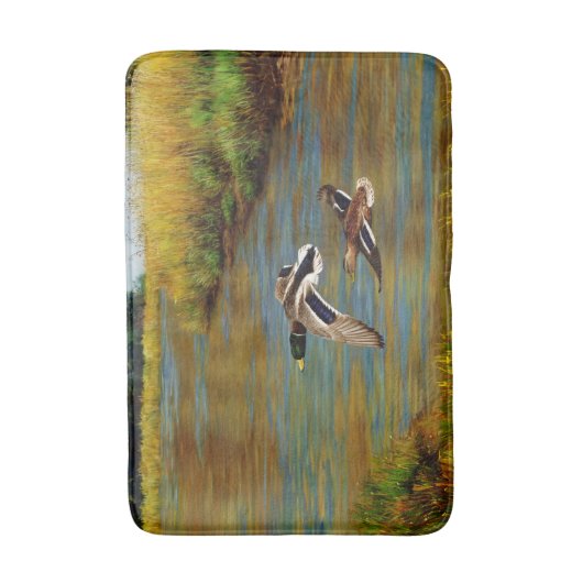 Mallard Ducks vliegen over de hond Badmat (Voorkant Verticaal)