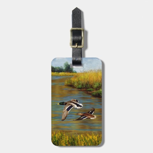 Mallard Ducks vliegen over de hond Bagagelabel (Voorkant verticaal)