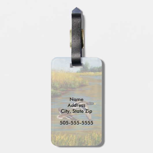 Mallard Ducks vliegen over de hond Bagagelabel (Achterkant verticaal)