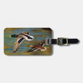 Mallard Ducks vliegen over de hond Bagagelabel (Voorkant horizontaal)