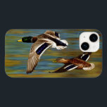 Mallard Ducks vliegen over de hond Case-Mate iPhone Case<br><div class="desc">Mannelijke en vrouw wilde eenden die over een gouden vijver vliegen,  rimpelen om de kleuren weer te geven van de achtergrondbladeren die in de herfst in het zonlicht gloeien. Realistisch kunstwerk gemaakt van een origineel oliesschilderij van natuurkunstenaar Crista S. Forest.</div>