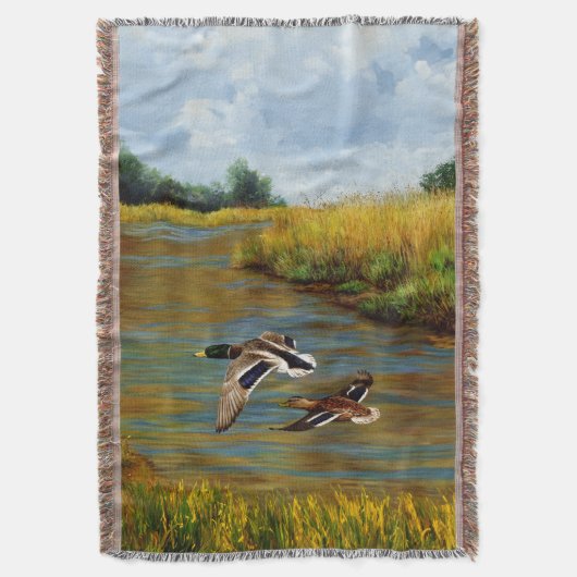 Mallard Ducks vliegen over de hond Deken (Voorkant Verticaal)