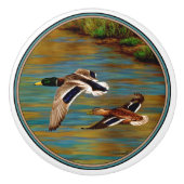 Mallard Ducks vliegen over de hond Keramische Knop (Voorkant)
