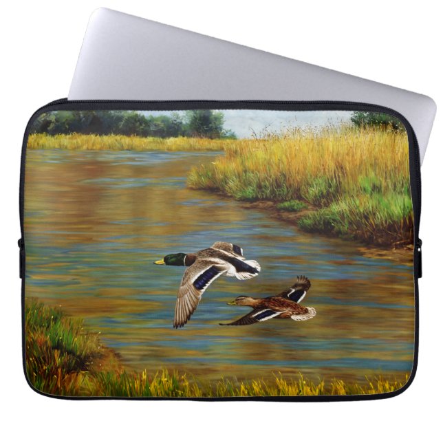 Mallard Ducks vliegen over de hond Laptop Sleeve (Voorkant)