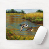 Mallard Ducks vliegen over de hond Muismat (Met muis)