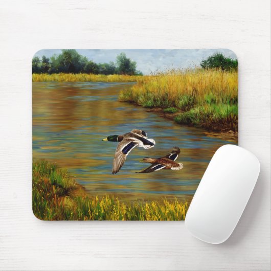 Mallard Ducks vliegen over de hond Muismat (Met muis)