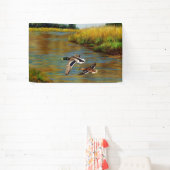 Mallard Ducks vliegen over de hond Spandoek (Insitu)