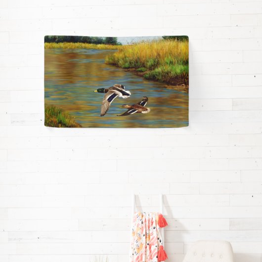 Mallard Ducks vliegen over de hond Spandoek (Insitu)