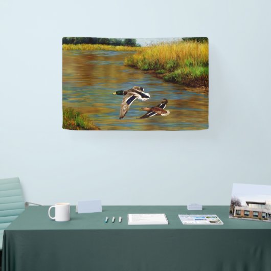 Mallard Ducks vliegen over de hond Spandoek (Beurs)