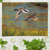 Mallard Ducks vliegen over de hond Theedoek (Gevouwen)